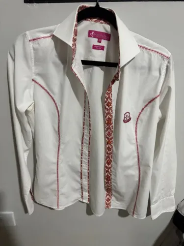 Camisa dudalina branca com detalhes vermelho