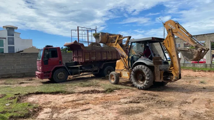 Locação e serviços de retroescavadeira e caminhão caçamba em Macaé