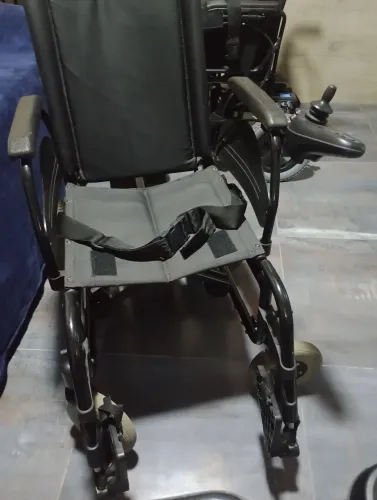 Vendo cadeira de rodas motorizada ortobras seminova com carregador e bateria nova 