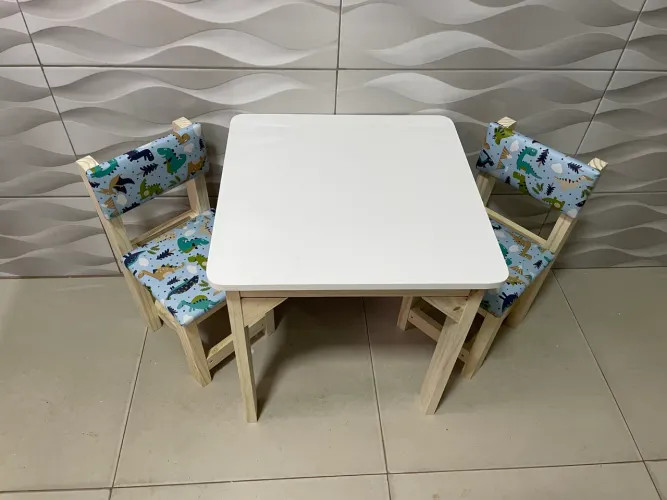 Mesa infantil baú, com cadeiras estofadas, estampa dinossauro 