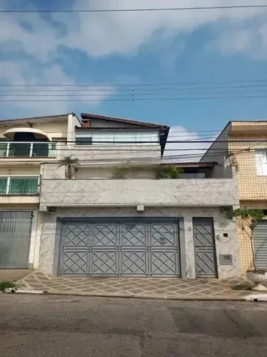 Sobrado à venda na Vila Medeiros, com 4 quartos (1 suíte), 4 banheiros, 2 vagas, edícula, 