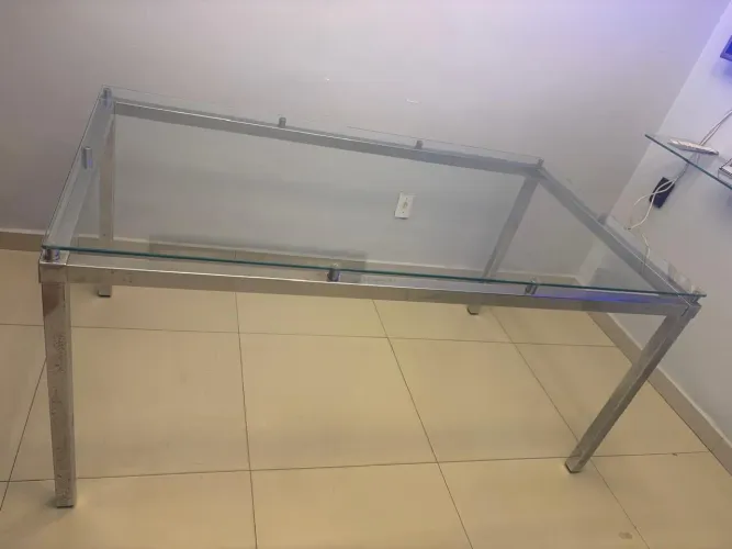 Mesa de vidro Grande medindo 1.60x0,90 usada 590,00.