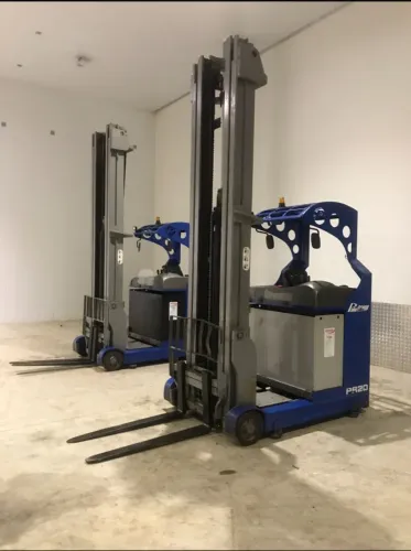 Empilhadeira Elétrica 2,5t - Torre 10,5m - Locação