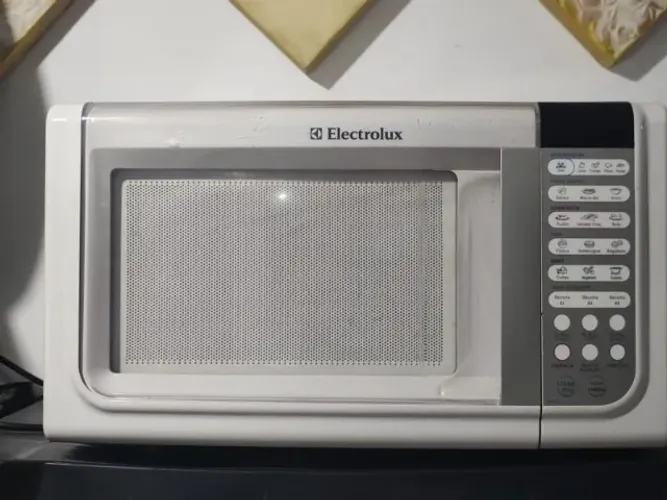 Microondas Electrolux 25 litros com garantia de três meses novissimo