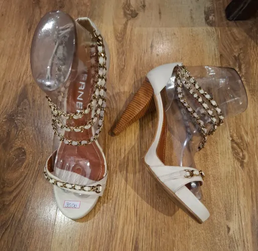 Sandálias Brancas com Corrente Dourada,da Werner.