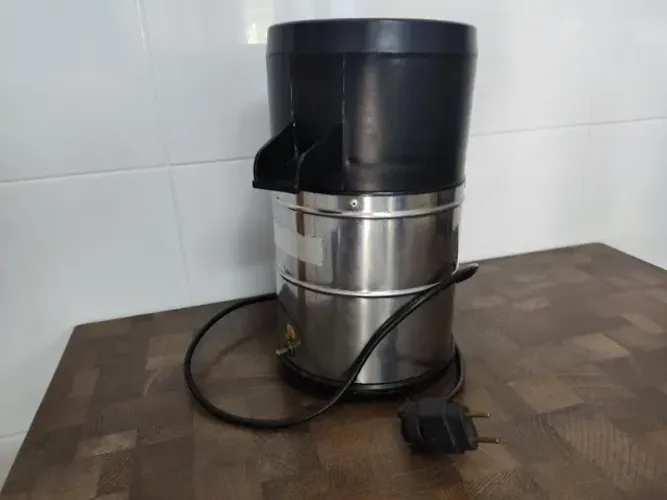 Expremedor ou Extrator de Laranja Comercial Croydon 220 V