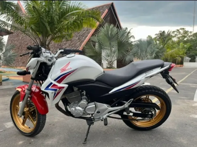 CB 300R modelo 2015