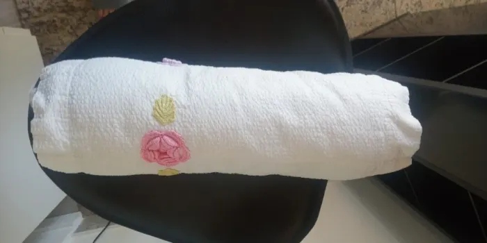 Rolinho em algodão anarruga branco com flores de crochê Laura Massi 