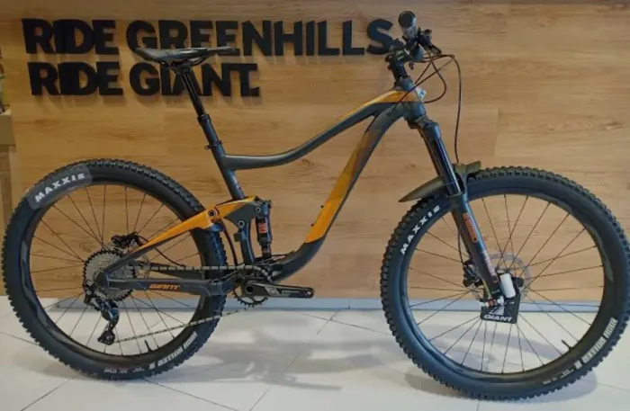 Oportunidade! Bicicleta de montanha Giant Trance 3 Metalic Black 27.5