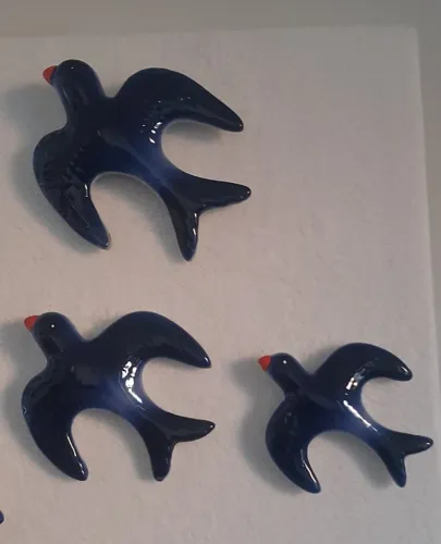 Trio de Andorinhas em Porcelana esmaltada e vitrificada 