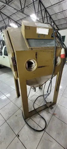 Máquina de jateamento bem conservada.