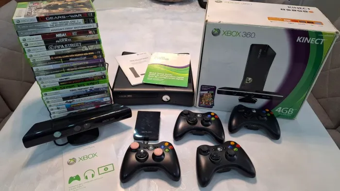 Xbox 360 4GB com Kinect e vários jogos