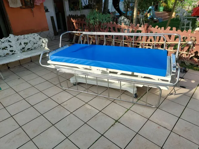 Cama hospitalar com altura regulável do chão. 