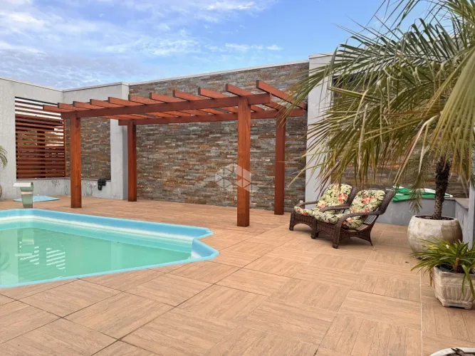 Casa semimobiliada, Piscina aquecida, Deck, Pergolado com 5 Dormitórios, sendo 1 suíte e P