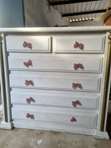 Vendo linda cômoda de madeira maciça bem novinha!!