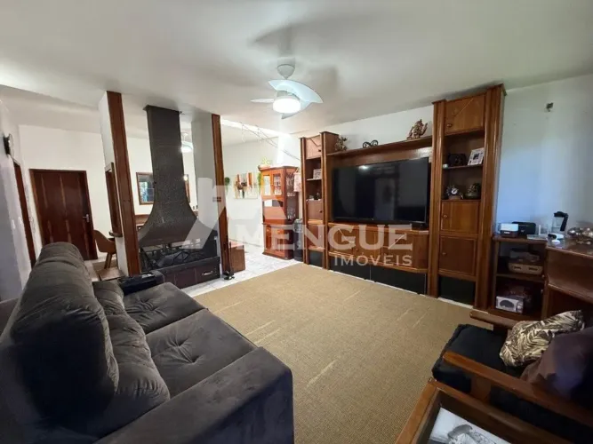 Casa com 4 dormitórios com suíte e 1 vaga de garagem, no bairro São Sebastião, em Porto Al