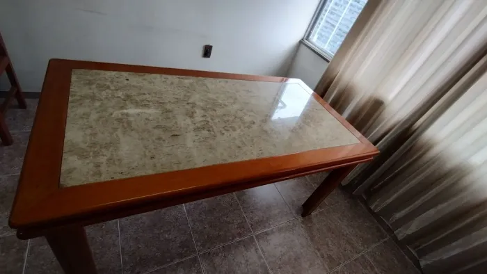 Mesa de Jantar em Madeira com Tampo de Mármore