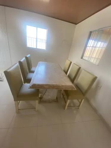 Vendo uma mesa de mármore com 6 cadeiras couro e um centro