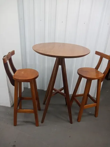 Mesa Bistrô Alta, com 2 bancos, madeira maciça