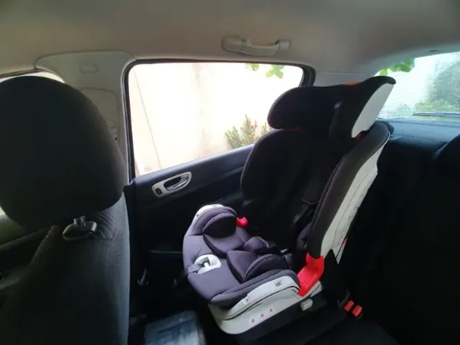Cadeira de Carro Chicco Youniverse Fix Jet Black de 9 a 36 Kilos