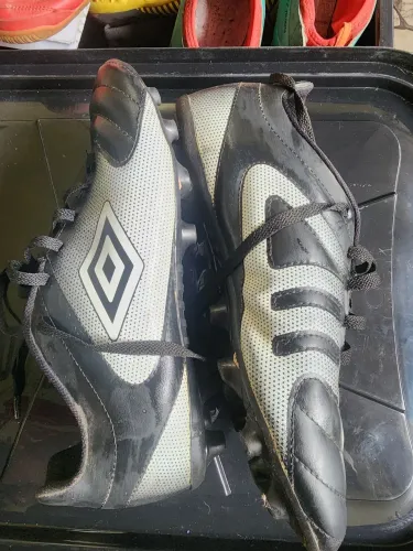 Chuteira Umbro Campo Striler
