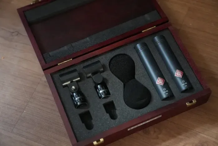 Microfone Condensador Prateado Neumann Km184 (Par) com Caixa de Madeira