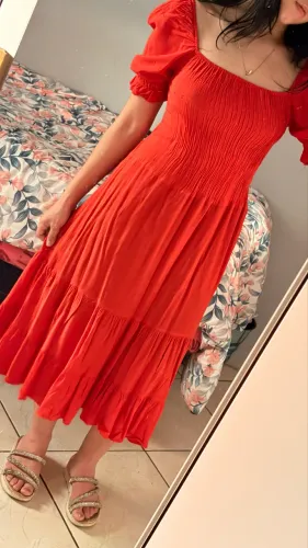 Vestido Midi Vermelho com Lastex, Manga Bufante e Saia com Babados