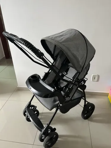 Carrinho com bebê conforto