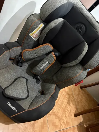 Cadeira infantil Fischer price até 36kg com algumas manchas no tecido do assento