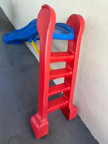 Escorregador com 4 escadas