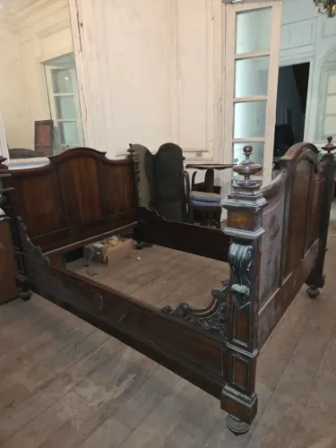 Vende-se cama antiga de viúvo.