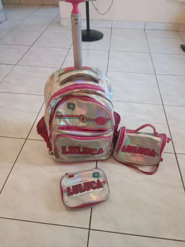 Kit de Mochila de Rodinhas Holográfica da Luluca *USADA*