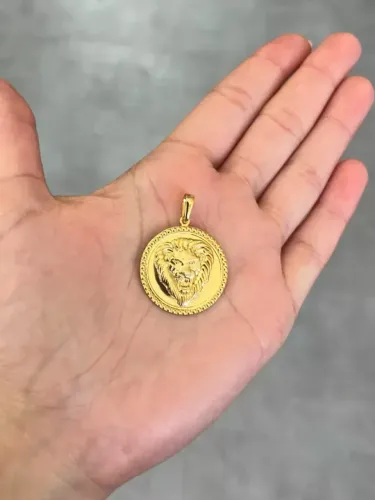 Pingente Leão Redondo banhado a ouro 18k  (2,5cmX2,2cm)