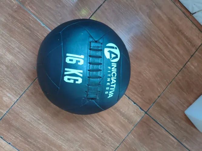 Wall ball 16kg preto iniciativa fitness de R$240,00 por R$185,00