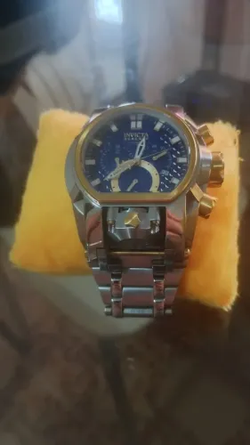 Vende-se relógio INVICTA Bolt fundo azul.