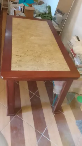 Mesa de jantar antiga com tampo de mármore.