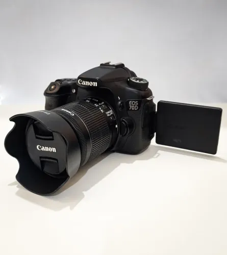 Canon EOS 70D com Flash e Acessórios - Excelente Estado