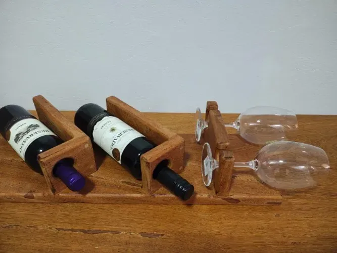 Porta vinhos em madeira