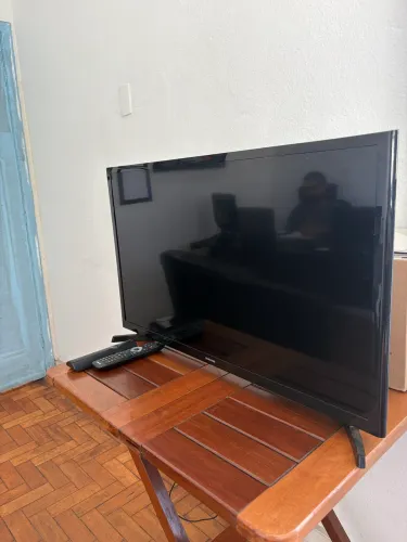 TV Samsung 32" LED (Modelo UN32J4000) - Ótimo Estado, Não Smart