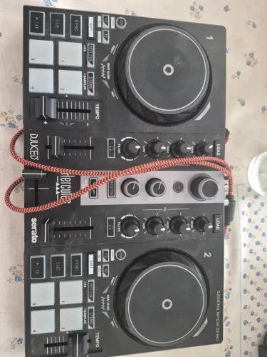 Controladora Hercules DJCONTROL IMPULSE 200 MK2