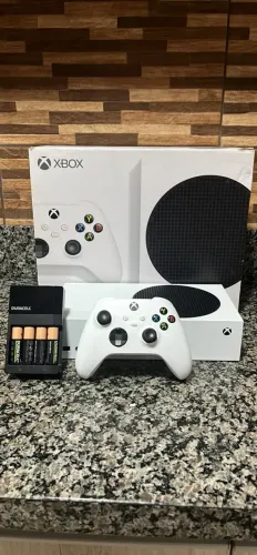 Xbox series S com carregador Duracell incluso 
