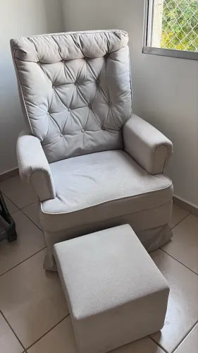 Poltrona de amamentação com puff
