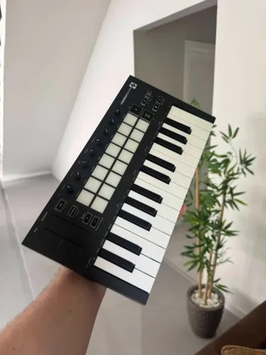 Controlador MIDI - Novation Launchkey Mini MK3