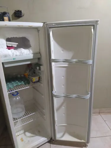 Vendo geladeira pequena antiga funcionando perfeitamente valor 250