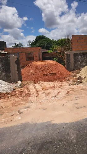 Areia, seixo, terra preta, caco, arenoso.