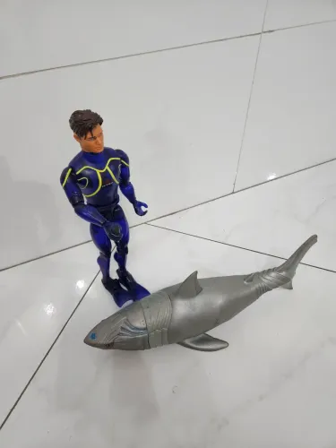 Max Steel e tubarâo