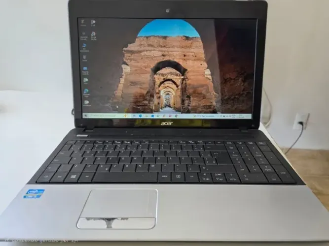 Notebook Acer Aspire E1-571, 15", i5, 8GB de Ram, SSD 120 + HD de 500 GB.