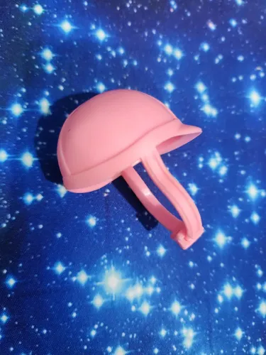 Chapéu de montaria da boneca Barbie aprendendo a montar