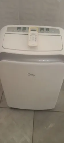 Ar-condicionado portátil Midea Liva com controle