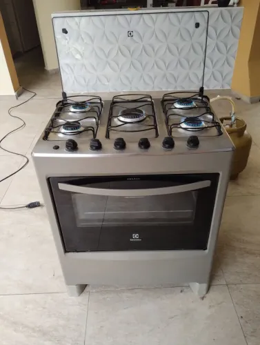 Vendo fogão Eletrolux 5 bocas , acendedor automático.conservado .